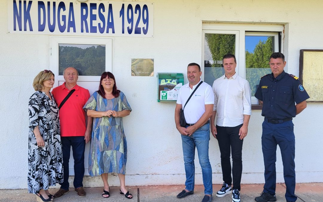 Automatski vanjski defibrilator (AVD) s ormarićem postavljen na gradskom stadionu