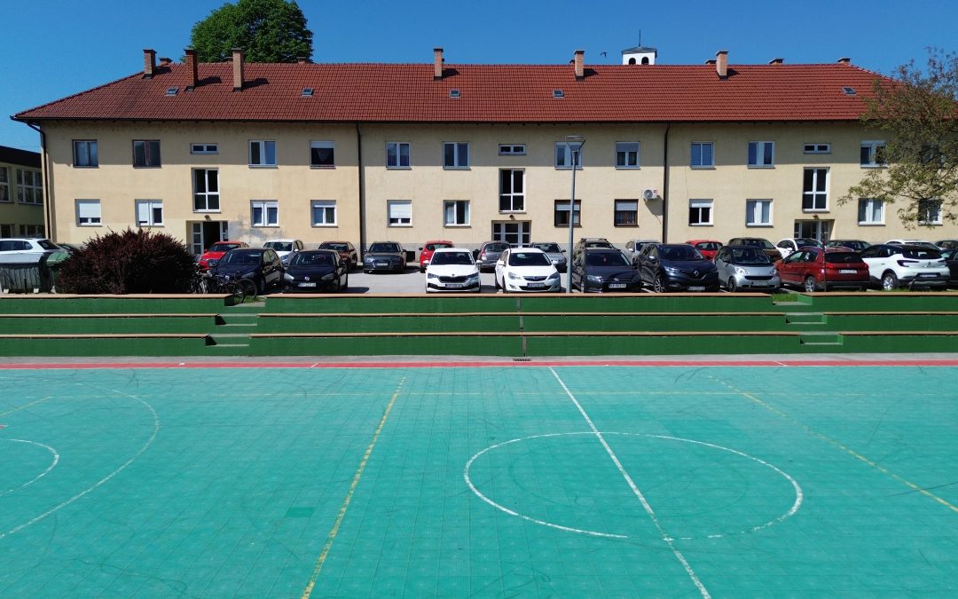 Obnovljene tribine i zidovi igrališta kod OŠ Vladimir Nazor